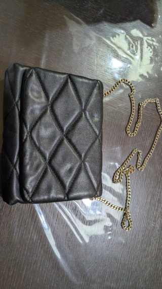 Bolso negro acolchado con cadena dorada