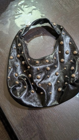 Bolso negro con tachuelas