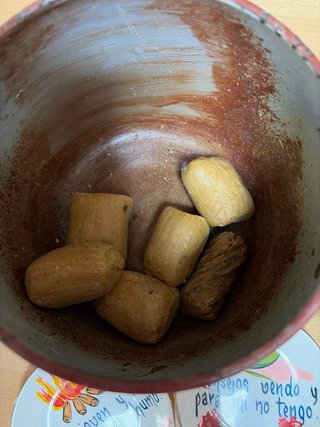 Olla antigua roja con tapa y platos decorados,