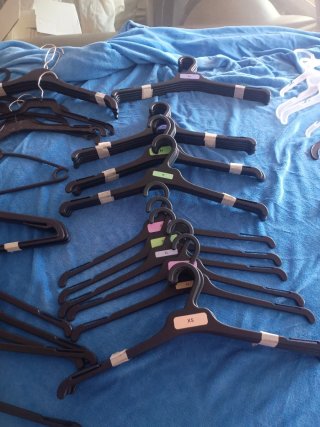 Lote de 69.perchas para ropa de adulto