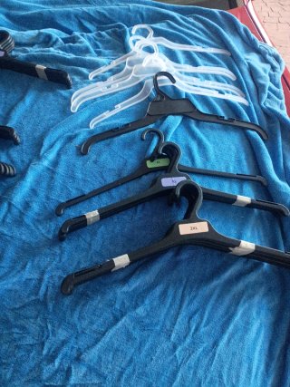 Lote de 69.perchas para ropa de adulto