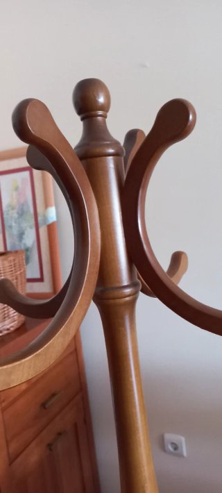 Perchero de madera estilo clásico