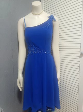 Vestido azul asimétrico con pedrería