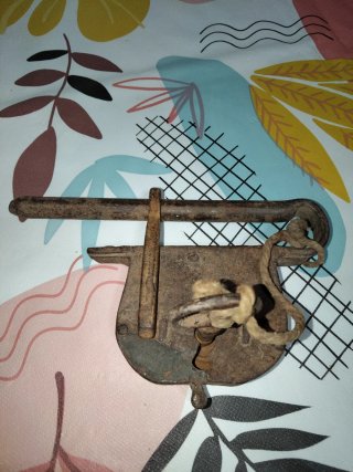 Candado antiguo de metal