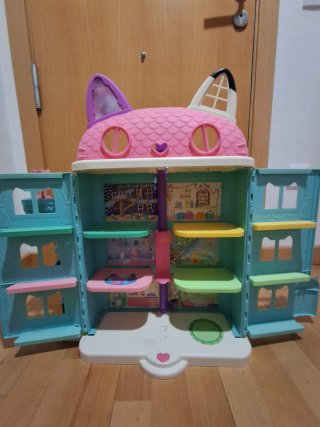 Casa de muñecas de Gabby con muñecos y accesorios