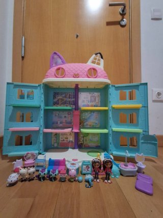 Casa de muñecas de Gabby con muñecos y accesorios