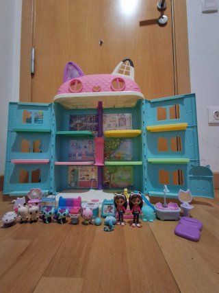 Casa de muñecas de Gabby con muñecos y accesorios