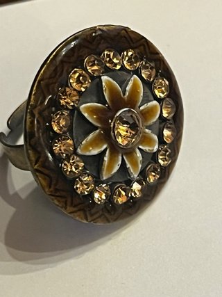 Anello regolabile con fiore e strass