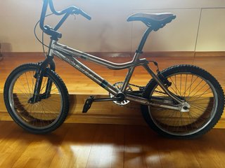 LOTE DE TRES BICICLETAS: MTB, carretera y BMX.