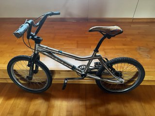LOTE DE TRES BICICLETAS: MTB, carretera y BMX.