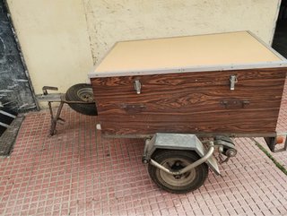 Remolque antiguo con caja de madera