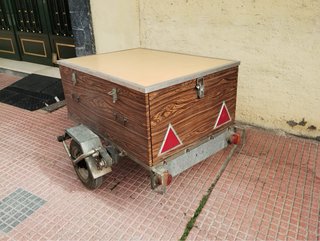 Remolque antiguo con caja de madera