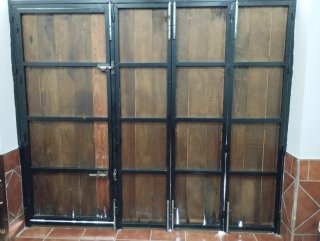 Puerta de garaje de madera rústica