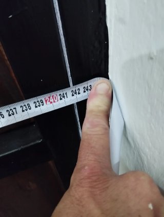 Puerta de garaje de madera rústica