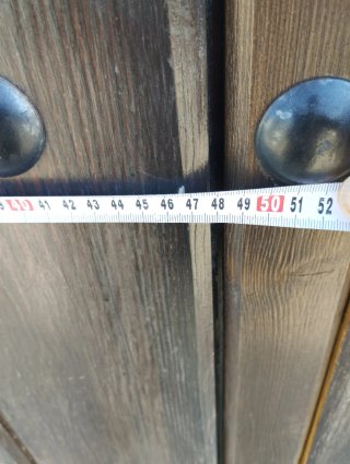 Puerta de garaje de madera rústica