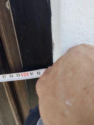 Puerta de garaje de madera rústica