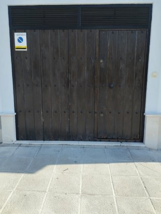 Puerta de garaje de madera rústica