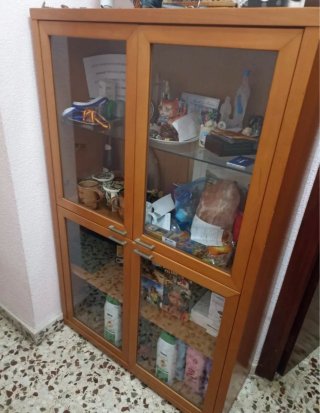 Armario cristalera de madera y cristal