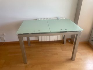Mesa de cristal y metal