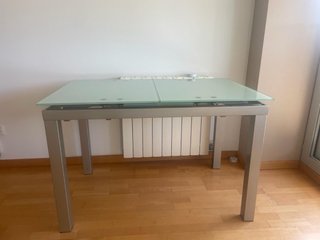 Mesa de cristal y metal