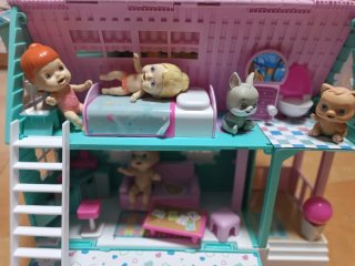 Casita de muñecas con accesorios