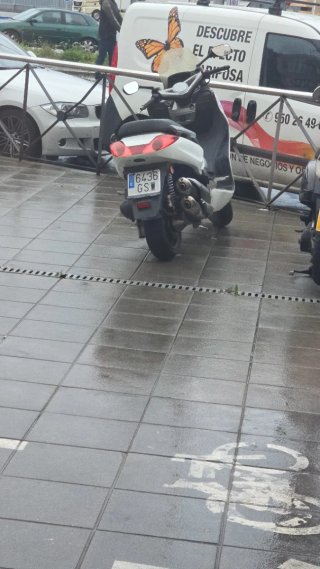 Moto 125 Scooter Negra y Blanca