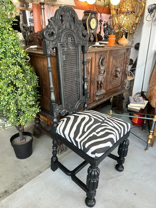 Silla antigua estilo barroco tapizado cebra
