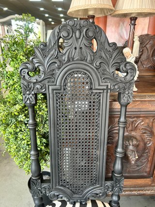 Silla antigua estilo barroco tapizado cebra