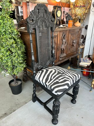 Silla antigua estilo barroco tapizado cebra