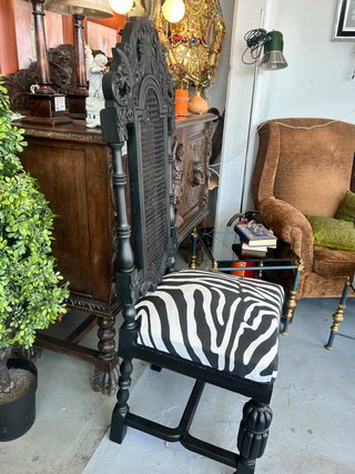 Silla antigua estilo barroco tapizado cebra