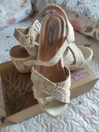 Sandalias de ceremonia beige y blancas
