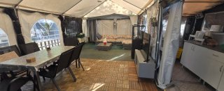 Caravana equipada en camping fijo