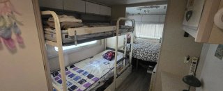 Caravana equipada en camping fijo