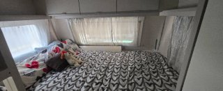 Caravana equipada en camping fijo