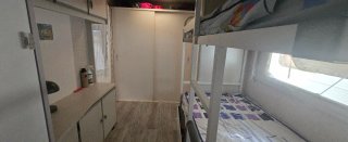 Caravana equipada en camping fijo