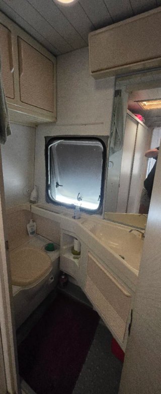 Caravana equipada en camping fijo
