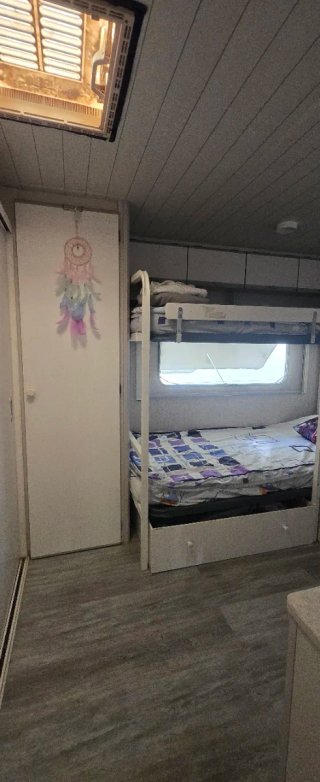 Caravana equipada en camping fijo