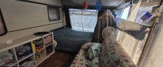 Caravana equipada en camping fijo