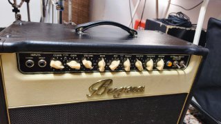 Amplificador Bugera V22 Infinium a Válvulas