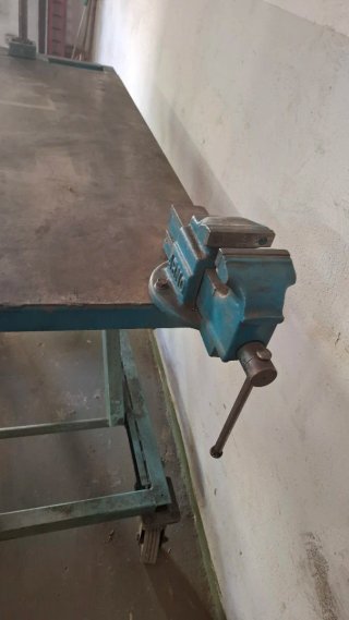 Mesa elevadora tijera con tornillo
