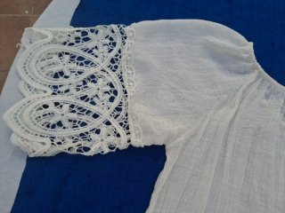 Blusa blanca encaje T S.  Medidas en descripción