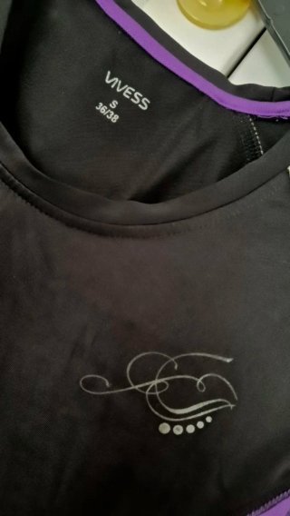 Camiseta técnica VIVESS Negra y Morada