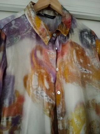 Blusa o camisa satinada de Zara