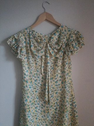 Vestido corto vaporoso flores lazo espalda