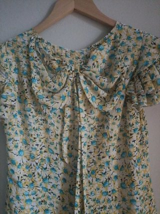 Vestido corto vaporoso flores lazo espalda