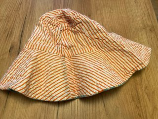 Gorro de playa estampado y reversible , lavable.