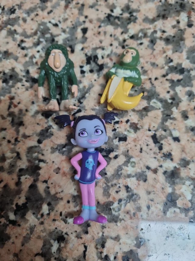 Lote variado de figuras y accesorios