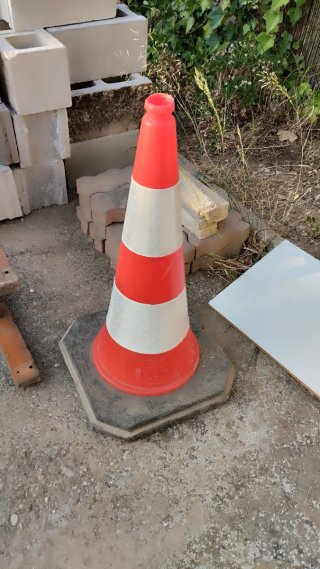 Cono de señalización naranja y blanco