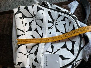 Mochila Desigual flores blanco y negro