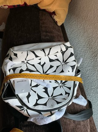 Mochila Desigual flores blanco y negro